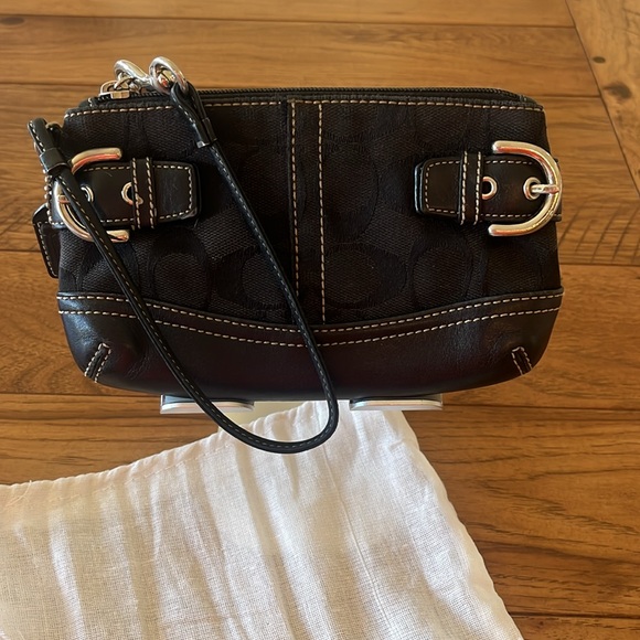 EUC COACH WRISTLET with hangtag & dust bag - Picture 1 of 4